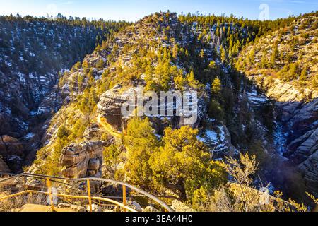 Das Luftpanorama zeigt die schneebedeckte Landschaft des Walnut Canyon unter hellem Sonnenlicht in Arizona Stockfoto