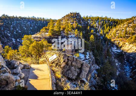 Das Luftpanorama zeigt die schneebedeckte Landschaft des Walnut Canyon unter hellem Sonnenlicht in Arizona Stockfoto