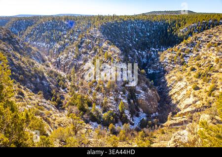 Das Luftpanorama zeigt die schneebedeckte Landschaft des Walnut Canyon unter hellem Sonnenlicht in Arizona Stockfoto