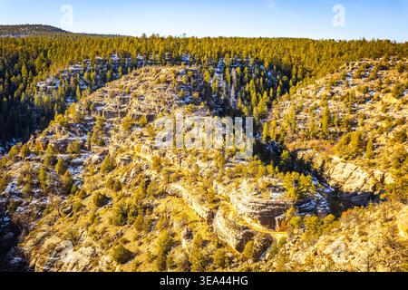 Das Luftpanorama zeigt die schneebedeckte Landschaft des Walnut Canyon unter hellem Sonnenlicht in Arizona Stockfoto