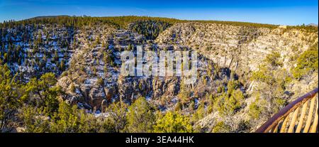 Das Luftpanorama zeigt die schneebedeckte Landschaft des Walnut Canyon unter hellem Sonnenlicht in Arizona Stockfoto