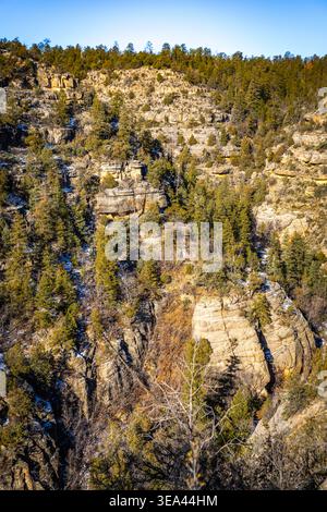Das Luftpanorama zeigt die schneebedeckte Landschaft des Walnut Canyon unter hellem Sonnenlicht in Arizona Stockfoto