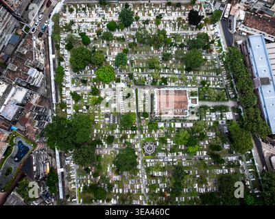 Luftaufnahme des St. Michael the Archangel Cemetery and Chapel, einer historischen katholischen Grabstätte aus dem 19. Jahrhundert auf der Macau-Halbinsel, China Stockfoto