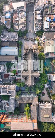 Vertikale Vogelperspektive aus der Vogelperspektive auf die Kathedrale des Heiligen Herzens (Steinhaus), das berühmte gotische Wahrzeichen im dichten städtischen Guangzhou, China Stockfoto