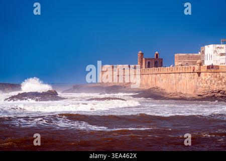 Stürzende Wellen des Atlantiks gegen die historischen Stadtmauern von Essaouira (Mogador), die berühmte Küstenfestung und das UNESCO-Weltkulturerbe Marokko Stockfoto