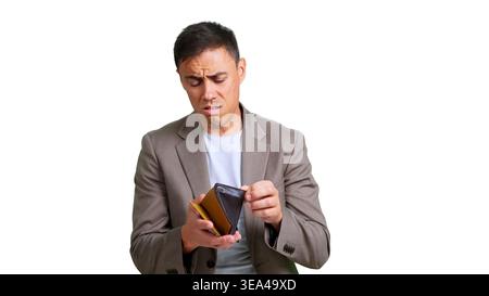 Verärgerter Mann, der leere Brieftasche auf transparentem Hintergrund hält Stockfoto