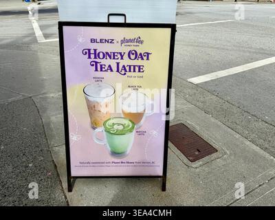 Sandwichbrett für Blenz Coffee Honey OAT Tea Latte in Vancouver, BC. Werbung für saisonale Getränke auf einem Bürgersteig in der Stadt. Aufgenommen Am 21. April 2026. Stockfoto