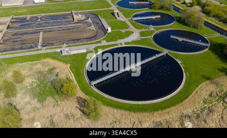 Luftaufnahme der Kläranlage RWZI Geestmerambacht mit großen kreisförmigen Sedimentationsbecken und rechteckigen, von Grün umgebenen Becken Stockfoto