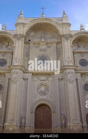 Barockfassade der Kathedrale von Granada mit Ave Maria Inschrift, Steinreliefs, Heiligen und Kreuz, Andalusien, Spanien. Stockfoto