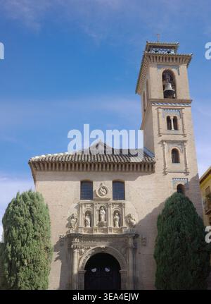 Iglesia de Santa Ana mit kunstvollem Barockportal, geschnitzten Heiligen und Mudéjar-Backsteinglocke mit blauen Keramikfliesen, Plaza Nueva, Granada, Andalusien Stockfoto
