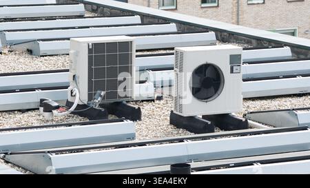 Luftaufnahme der Klimaanlagen und Wärmepumpen auf einem Schotterdach mit modernen Oberlichtern im Nobelhorst-Viertel Almere, Flevoland, Stockfoto