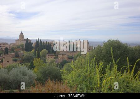 Panoramablick auf die Alhambra mit Nasridentürmen, Palacio de Carlos V und Zypressen aus den Gärten des Generalife, Granada, Andalusien, Spanien Stockfoto