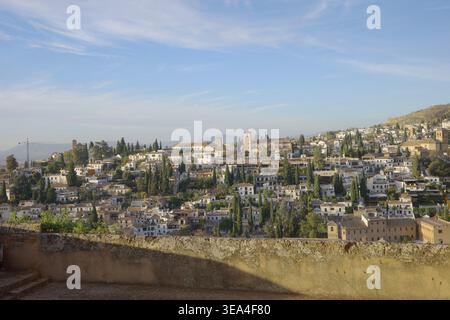 Panoramablick über das Viertel Albaicin mit weiß getünchten Häusern, Zypressen und Kirchtürmen von der Festungsmauer der Alhambra aus gesehen, Granada, Andalusien Stockfoto