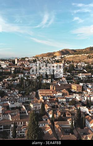 Vertikales Panorama über das Viertel Albaicin mit weiß getünchten Häusern, Terrakotta-Dächern und Zypressen in Richtung Sacromonte Hügel, Aussichtspunkt Alhambra Stockfoto