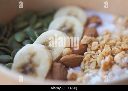 Frühstücksschale mit Früchten und Nüssen in einer Schüssel Stockfoto