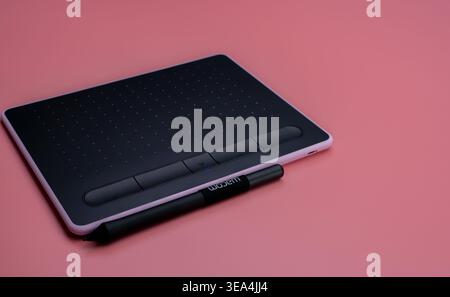 CHONBURI, THAILAND, 28. JULI 2021: Wacom digitales Zeichentablett mit Stift auf rosa Hintergrund, zeigt moderne Werkzeuge zum Skizzieren, Illustration Stockfoto
