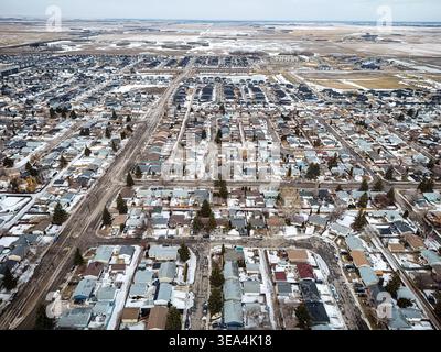 Dieses Luftbild zeigt das Viertel Confederation Park in Saskatoon. Häuserreihen säumen gerade Straßen mit schneebedeckten Dächern. Bäume säumen das Land Stockfoto