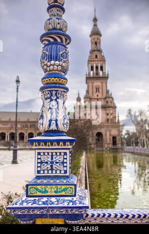 Sevilla, Andalusien, Spanien - 12. Februar 2020: Nahaufnahme einer aufwendig verzierten Keramiksäule mit traditionellen blauen und weißen Azulejo-Designs Stockfoto