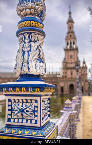 Sevilla, Andalusien, Spanien - 12. Februar 2020: Eine atemberaubende Nahaufnahme einer kunstvollen Keramikbalustradensäule an der herrlichen Plaza de España, die Ex zeigt Stockfoto