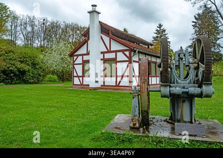 Bad Sooden-Allendorf, Hessen, 19. April 2026: Historische Solepumpe vor einem Fachwerkgebäude in einem Salzwerk Stockfoto