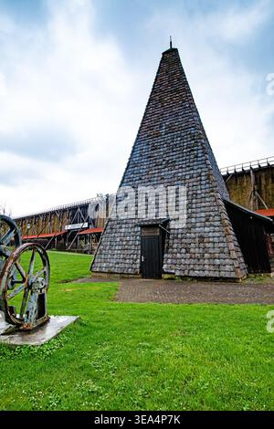 Bad Sooden-Allendorf, Hessen, Deutschland, 19. April 2026: Salzwerkturm mit mechanischer Ausrüstung und Graduierungsturm im Hintergrund Stockfoto