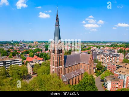 Luftaufnahme der Katharinenkirche und der Stadtlandschaft von Eindhoven, Niederlande Stockfoto