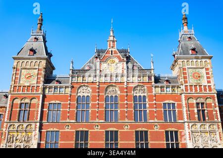 Das historische Amsterdamer Centraal-Bahnhofsgebäude in Amsterdam, Niederlande Stockfoto