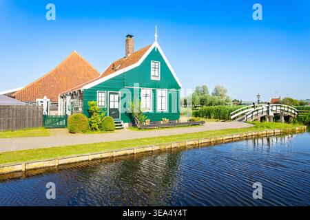 Die traditionellen grünen und schwarzen Holzhäuser im Dorf Zaanse Schans in Amsterdam, Niederlande Stockfoto