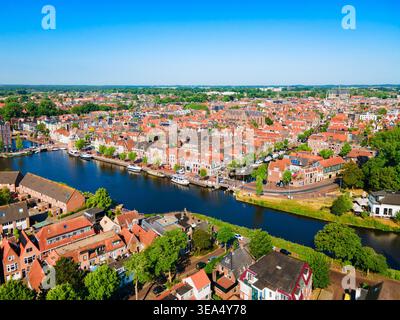 Panoramablick über die Drohne auf das Stadtzentrum von Alkmaar in den Niederlanden Stockfoto