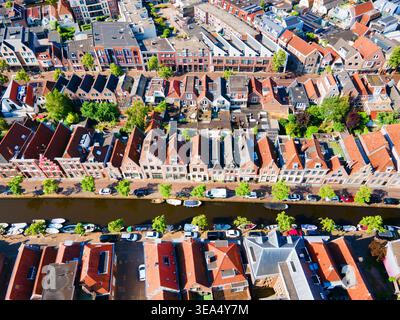 Panoramablick über die Drohne auf den Verdronkenoord-Kanal und die Straße im Stadtzentrum von Alkmaar, Niederlande Stockfoto