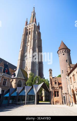 Die historische Kirche unserer Lieben Frau Turm und Gruuthuse Museum in Brügge Stadt, Belgien Stockfoto