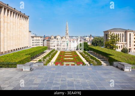 Blick auf den Garten Mont des Arts oder den Kunstberg und den Turm des Brüsseler Rathauses in Brüssel, Belgien Stockfoto
