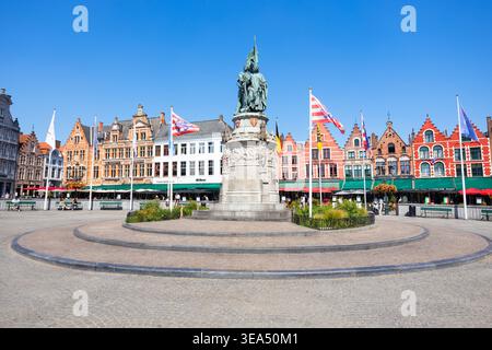 Brügge, Belgien - 16. Juni 2023: Das Denkmal Jan Breydel und Pieter de Coninck am Grote Markt in Brügge Stockfoto