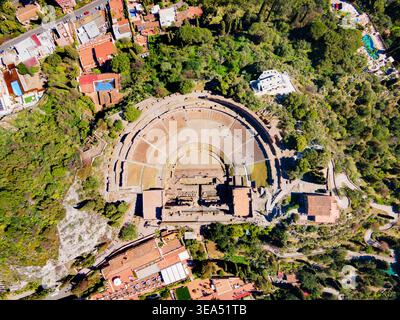 Das antike Theater von Taormina oder das Teatro antico di Taormina aus der Vogelperspektive, ist ein altgriechisches Theater in Taormina Stadt, Sizilien Insel, IT Stockfoto