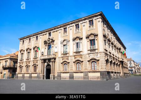 Elefantenpalast oder Palazzo degli Elefanti, historische Gebäude im Zentrum der Piazza del Duomo in Catania, Insel Sizilien. Stockfoto