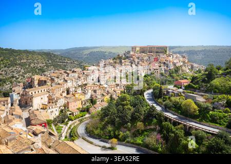 Panoramablick auf die Ragusa Ibla aus der Luft. Ragusa ist eine Stadt im Süden Siziliens. Stockfoto
