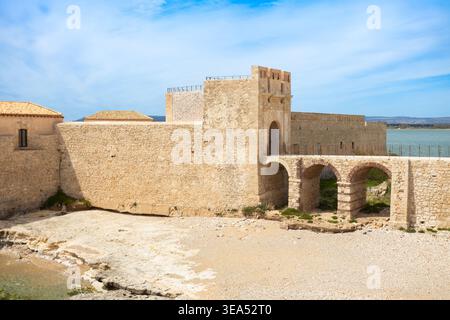 Das Castello Maniace oder das Schloss Maniace und die Zitadelle im Stadtzentrum von Syrakus. Siracusa ist die viertgrößte Stadt Siziliens. Stockfoto