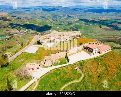 Das Museo del Mito oder das Mythenmuseum aus der Vogelperspektive. Das Museum befindet sich in der Nähe des Castello di Lombardia in Enna. Enna ist eine Stadt auf der Insel Sizilien. Stockfoto