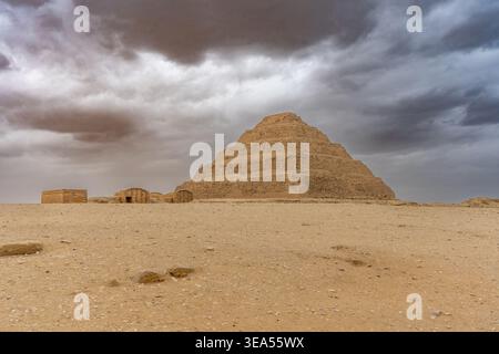 Blick auf die Pyramide von Djoser, auch als Stufenpyramide bezeichnet, Sakkara Stockfoto