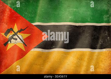 Alte, schwankende mosambikanische Flagge, abgenutzt, fleckig und zerknittert. Strukturierter canva-Hintergrund Stockfoto