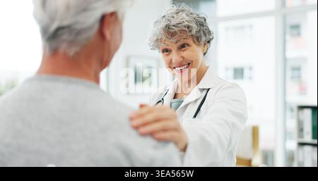 Beratung, Gesundheitsfürsorge und Arzt mit Seniorin im Krankenhaus zur Beratung im Gespräch. Glückliche, professionelle und medizinische Mitarbeiterin mit älteren Frauen Stockfoto