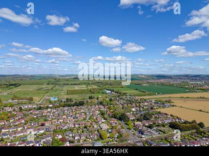 Aus der Vogelperspektive über das Dorf Ferring West Sussex, mit Blick auf Wohnhäuser in Richtung South Downs, an einem sonnigen Frühlingstag in England, Großbritannien. Stockfoto