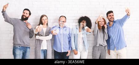 Eine Gruppe glücklicher lächelnder Männer und Frauen, die Selfie machen Stockfoto