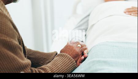 Hände halten, krankes oder altes Paar im Krankenhaus, im Gesundheitswesen oder in der Unterstützung für Erholung, Symptome oder Komfort. Hope, Senior Mann oder Frau in der Klinik, Krankheit Stockfoto