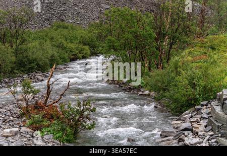 Schnell fließender Fluss nahe Lillefjord in Finnmark, Nordnorwegen Stockfoto