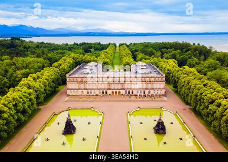 Herrenchiemsee Palace Luftpanorama, es ist ein Komplex von königlichen Gebäuden auf Herreninsel, die größte Insel im Chiemsee, im südlichen B Stockfoto