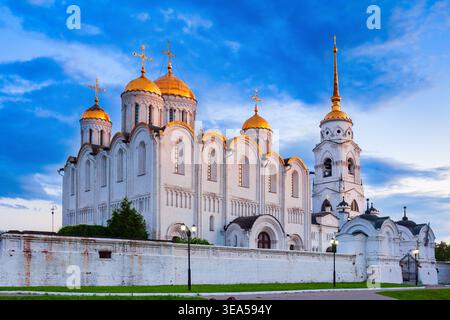 Dormition oder Heilige Himmelfahrt Kathedrale in Vladimir Stadt, Goldener Ring von Russland bei Sonnenuntergang Stockfoto