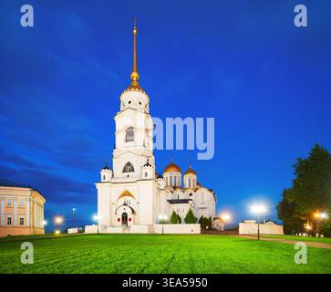 Dormition oder Heilige Himmelfahrt Kathedrale in Vladimir Stadt, Goldener Ring von Russland bei Sonnenuntergang Stockfoto