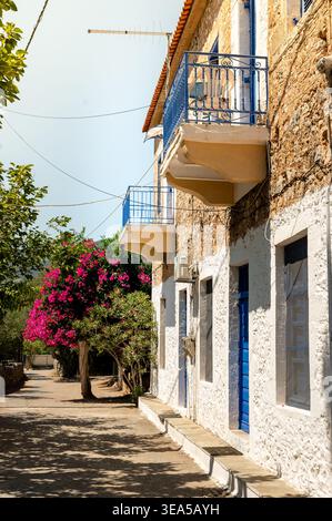 Bezaubernde mediterrane Straße mit Steinhäusern und Bougainvillea Stockfoto
