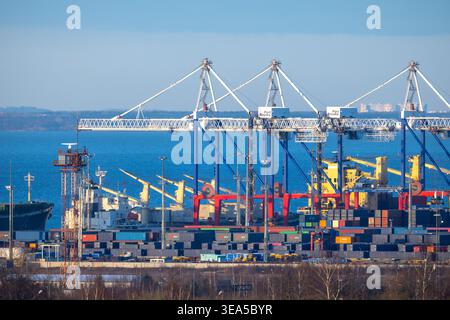 Sankt Petersburg, Russland - 12. April 2024: Blick auf den Hafen Bronka mit hoch aufragenden Schiff-zu-Land-Kränen, gestapelten Schiffscontainern und Auto Stockfoto